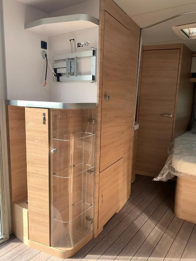5 Sterne Wohnwagen Direkt An Der Messe - Comfortable New Caravan At Fair Trade - Floor Heating - 2 Big Beds - Fully Equipped Home - Auf Expo Plaza Und Hannover Messe - Klimaanlage - Fussbodenheizung - Reserved Camping Site On Extra Cost 0*,  Γερμανία