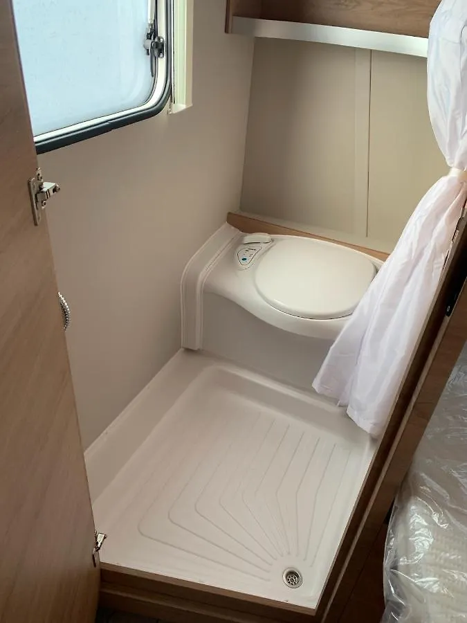 5 Sterne Wohnwagen Direkt An Der Messe - Comfortable New Caravan At Fair Trade - Floor Heating - 2 Big Beds - Fully Equipped Home - Auf Expo Plaza Und Hannover Messe - Klimaanlage - Fussbodenheizung - Reserved Camping Site On Extra Cost