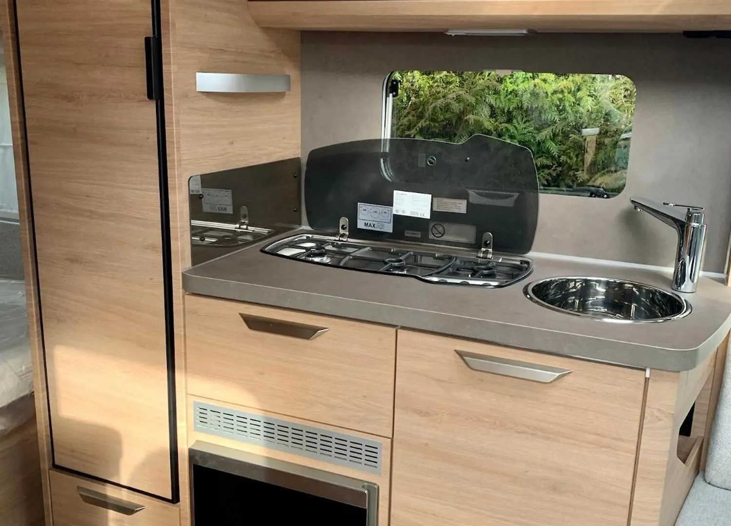 5 Sterne Wohnwagen Direkt An Der Messe - Comfortable New Caravan At Fair Trade - Floor Heating - 2 Big Beds - Fully Equipped Home - Auf Expo Plaza Und Hannover Messe - Klimaanlage - Fussbodenheizung - Reserved Camping Site On Extra Cost 0*,